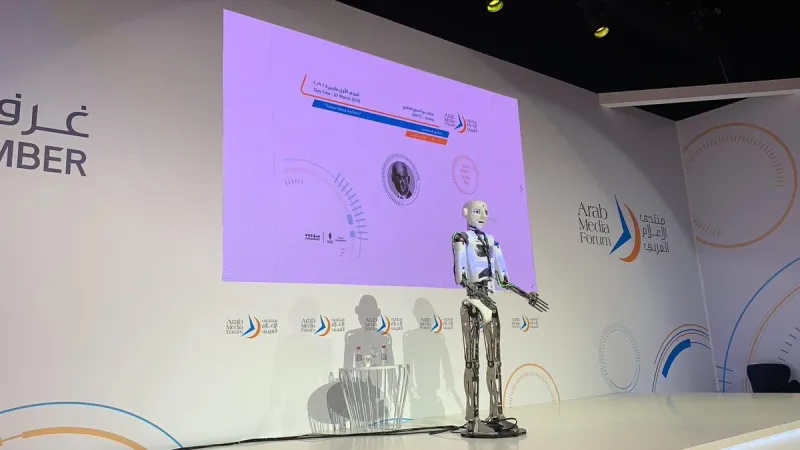 لأول مرة.. ظهور الإعلامي الروبوت على منصة منتدى الإعلام العربي (فيديو)