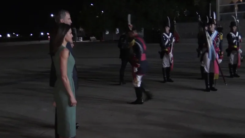 موقف محرج لملك أسبانيا وزوجته في الأرجنتين (فيديو)