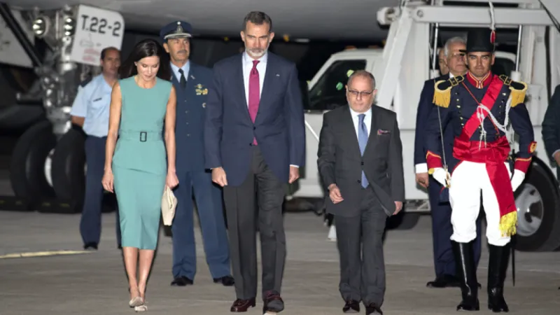 موقف محرج لملك أسبانيا وزوجته في الأرجنتين (فيديو)