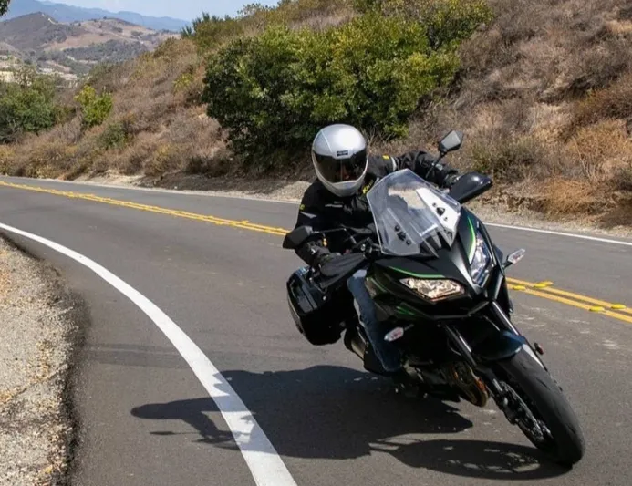 Feher ACH-1.. أول خوذة دراجة نارية بمكيف هواء داخلي