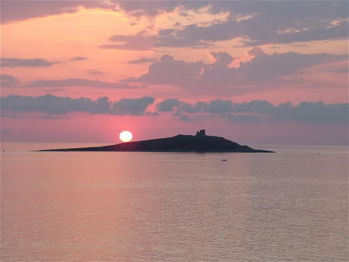 للبيع بسعر مُغرٍ.. جزيرة تاريخية تحمل لمحات من العصر الروماني