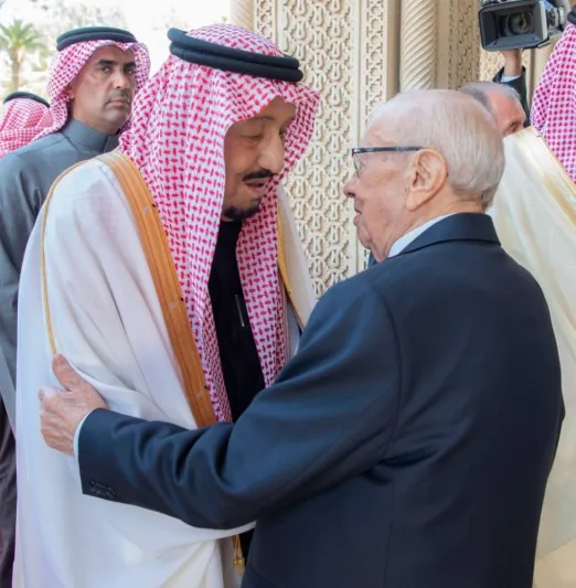 الملك «سلمان» يتسلم من الرئيس« السبسي» أعلى وسام تونسي (فيديو) 