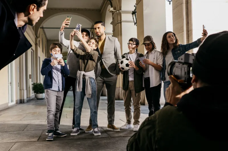 مجموعة إمري تشان للبدل الكلاسيكية والقطع الأساسية المريحة من H&M.. الزي الأمثل للشباب العاشق للموضة