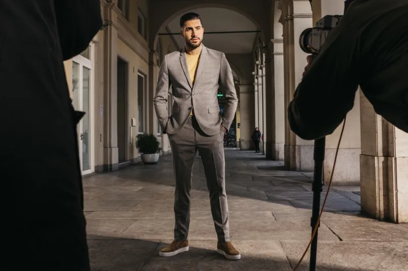 مجموعة إمري تشان للبدل الكلاسيكية والقطع الأساسية المريحة من H&M.. الزي الأمثل للشباب العاشق للموضة