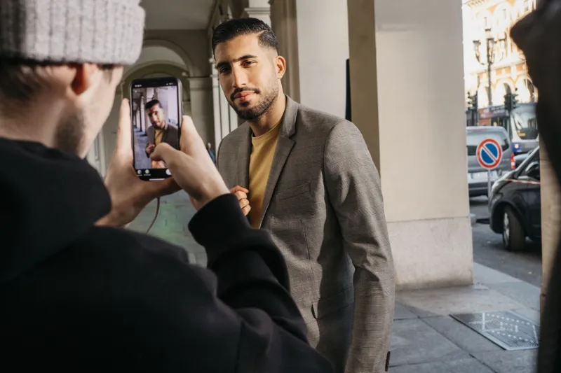 مجموعة إمري تشان للبدل الكلاسيكية والقطع الأساسية المريحة من H&M.. الزي الأمثل للشباب العاشق للموضة