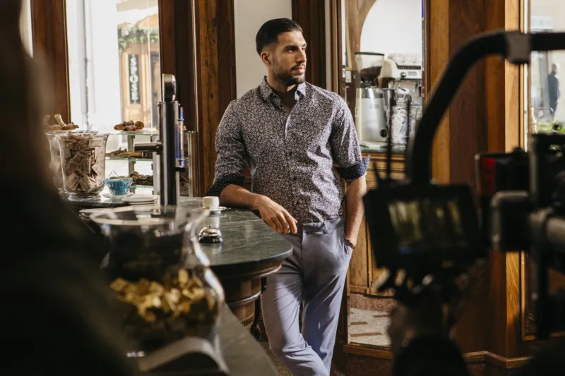 مجموعة إمري تشان للبدل الكلاسيكية والقطع الأساسية المريحة من H&M.. الزي الأمثل للشباب العاشق للموضة