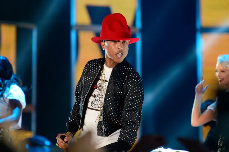  بقبعته الغريبة.. كيف حوّل فاريل الإطلالة الصادمة إلى موضة يقلدها الآخرون؟