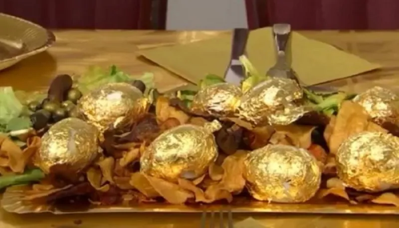 سهرة عشاء بقائمة طعام مغطاة بالذهب عيار 24 (فيديو)
