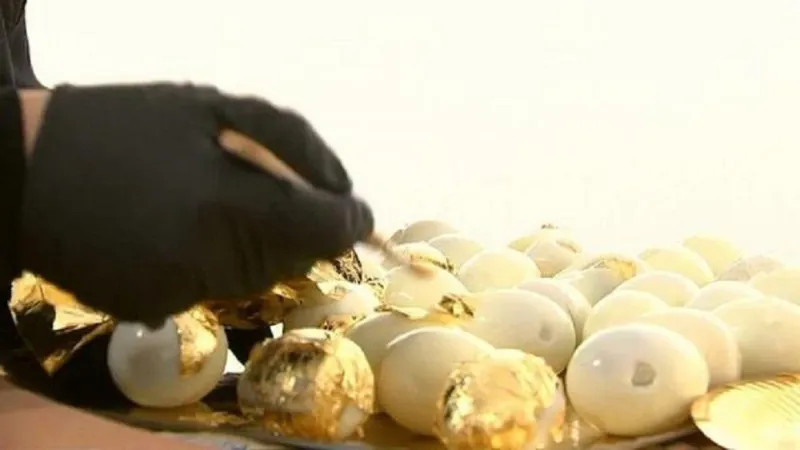 سهرة عشاء بقائمة طعام مغطاة بالذهب عيار 24 (فيديو)