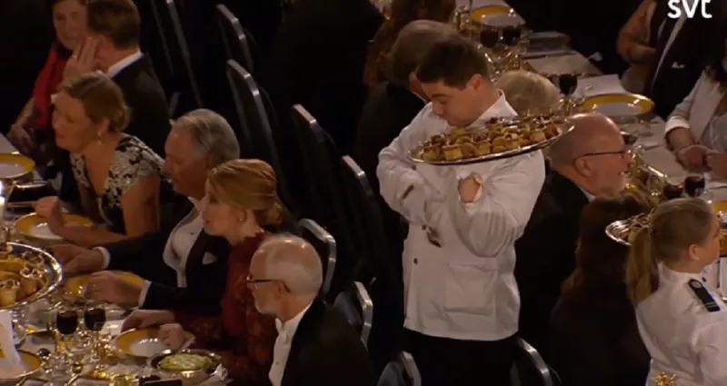 سهرة عشاء بقائمة طعام مغطاة بالذهب عيار 24 (فيديو)