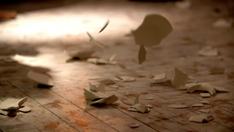 لن تسمع الصراخ فقط.. تعرف على سر استقبال هذا المطعم لزواره  بتكسير الصحون