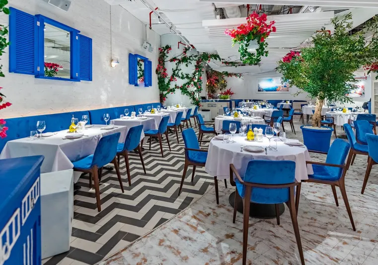 لن تسمع الصراخ فقط.. تعرف على سر استقبال هذا المطعم لزواره  بتكسير الصحون