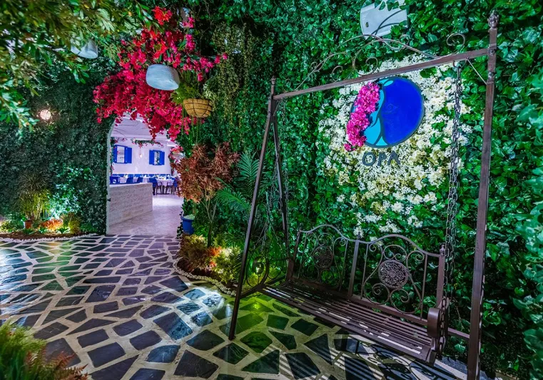 لن تسمع الصراخ فقط.. تعرف على سر استقبال هذا المطعم لزواره  بتكسير الصحون