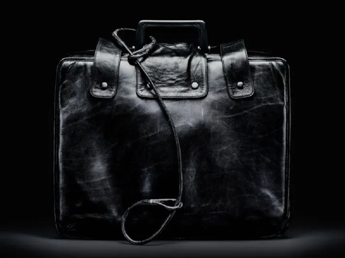 ما سر الحقيبة السوداء الغامضة التي تصاحب الرئيس الأمريكي أينما ذهب؟