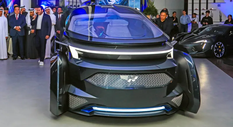 تتحول لقاعة اجتماعات متنقلة.. أول سيارة إماراتية كهربائية ذاتية القيادة