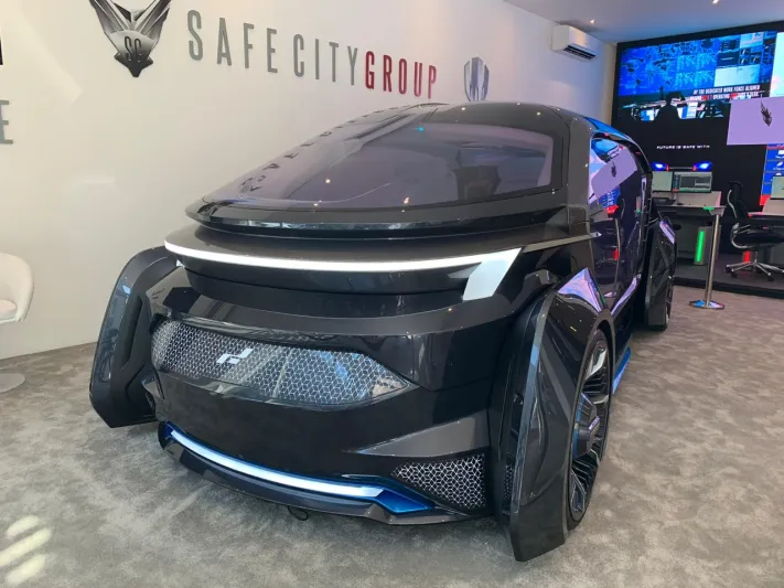 تتحول لقاعة اجتماعات متنقلة.. أول سيارة إماراتية كهربائية ذاتية القيادة