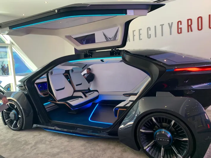 تتحول لقاعة اجتماعات متنقلة.. أول سيارة إماراتية كهربائية ذاتية القيادة