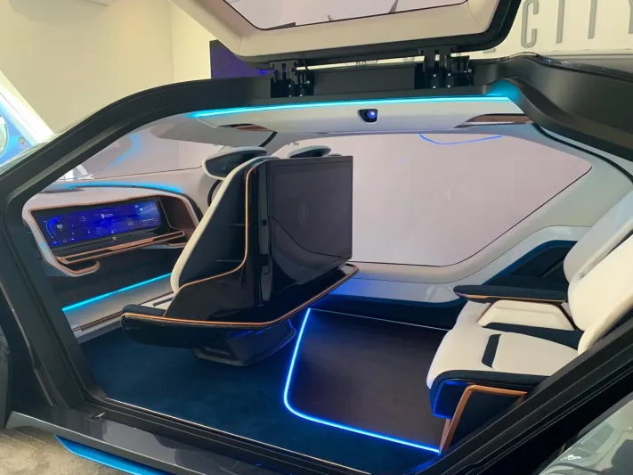 تتحول لقاعة اجتماعات متنقلة.. أول سيارة إماراتية كهربائية ذاتية القيادة