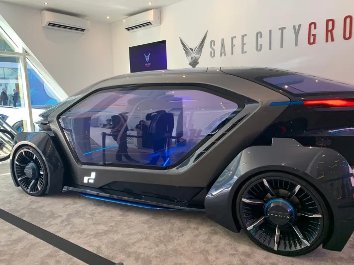 تتحول لقاعة اجتماعات متنقلة.. أول سيارة إماراتية كهربائية ذاتية القيادة