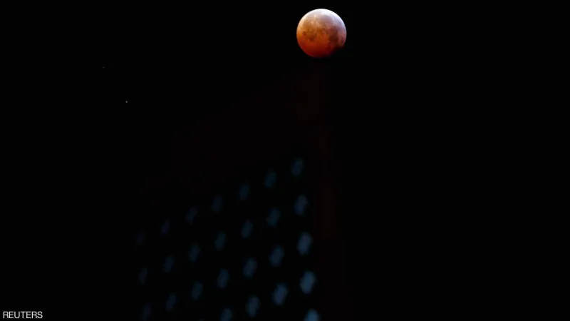 ذعر بين السكان.. هذه حقيقة تحرك كرة نارية في سماء لوس أنجلوس (فيديو)