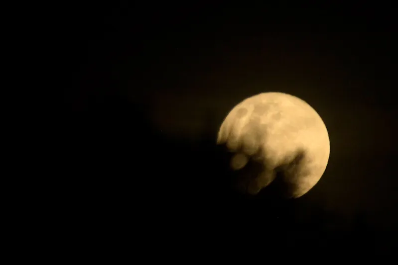 ذعر بين السكان.. هذه حقيقة تحرك كرة نارية في سماء لوس أنجلوس (فيديو)