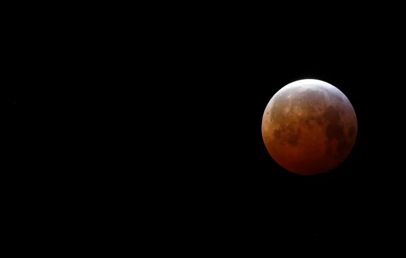 ذعر بين السكان.. هذه حقيقة تحرك كرة نارية في سماء لوس أنجلوس (فيديو)