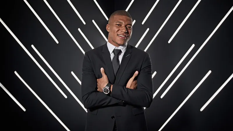 هوبلو تجمع بين اثنين من أساطير كرة القدم " بيليه وامبابي" (فيديو وصور)