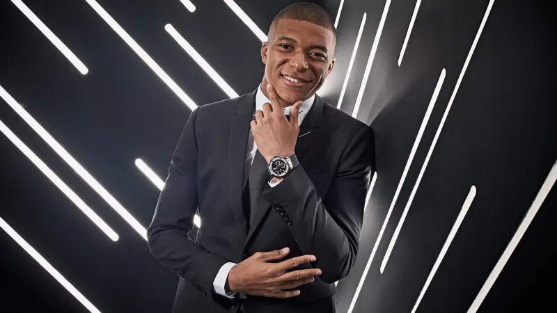 هوبلو تجمع بين اثنين من أساطير كرة القدم " بيليه وامبابي" (فيديو وصور)