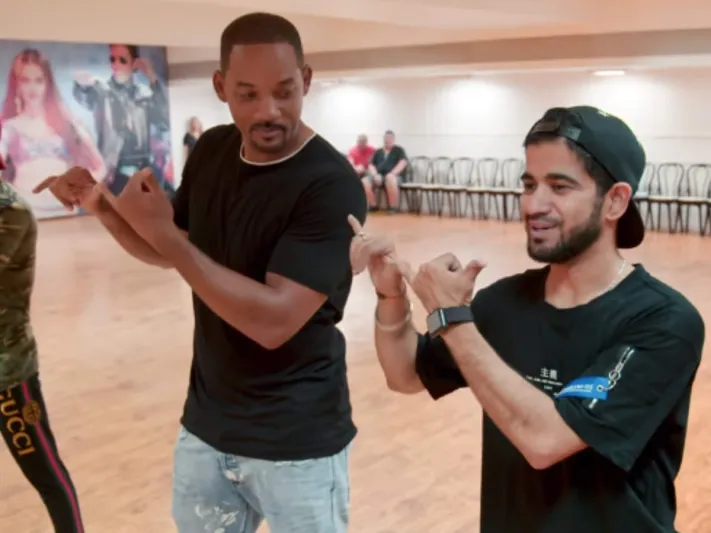 ويل سميث يرقص هندي في استعراض بوليوودي بفيلمه الجديد (فيديو)