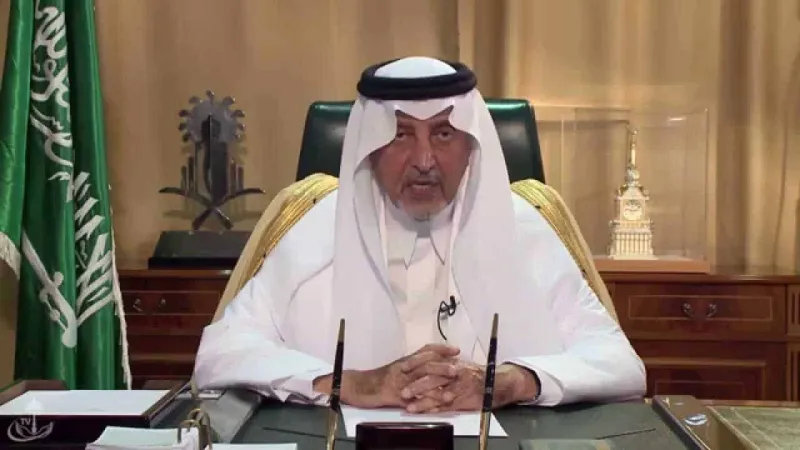 بالفيديو.. سبب التصفيق الحار من الأمير خالد الفيصل لأحد الشباب