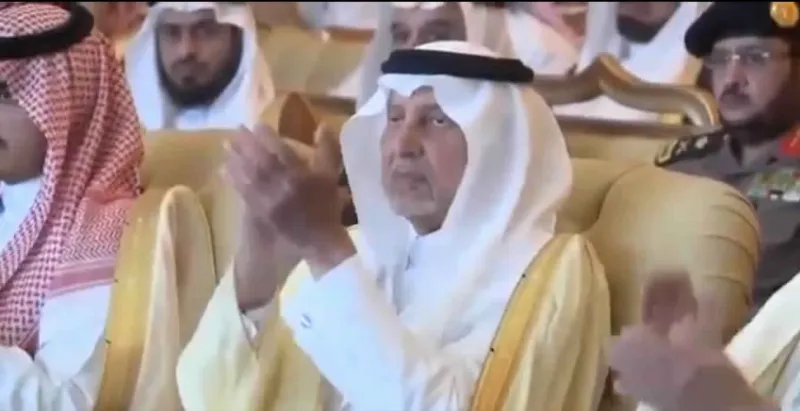 بالفيديو.. سبب التصفيق الحار من الأمير خالد الفيصل لأحد الشباب