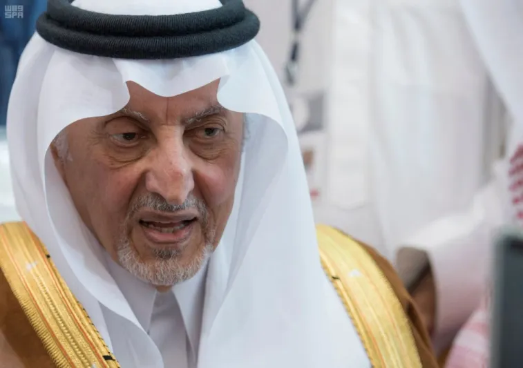 بالفيديو.. سبب التصفيق الحار من الأمير خالد الفيصل لأحد الشباب