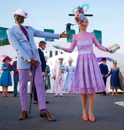 من هو الفائز بكأس دبي للرجل الأكثر أناقة؟ الفضل لزهرة الفيوليت