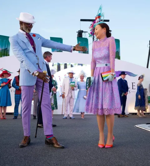 من هو الفائز بكأس دبي للرجل الأكثر أناقة؟ الفضل لزهرة الفيوليت