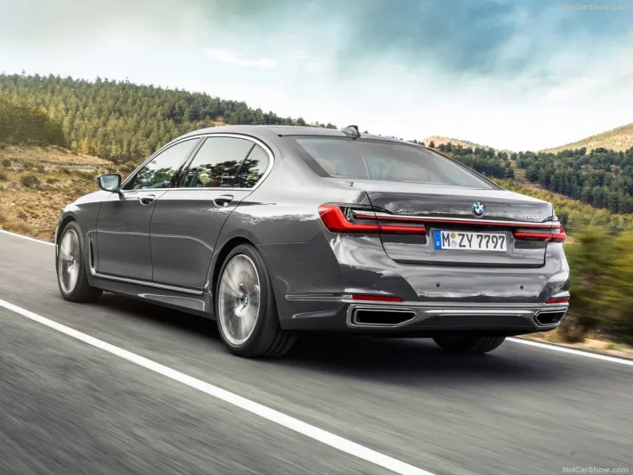 فخامة التصميم الرياضي أكثر ما يميز سيارات "BMW" الفئة السابعة 2020