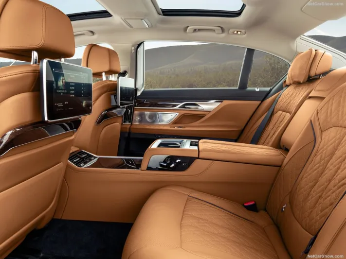 فخامة التصميم الرياضي أكثر ما يميز سيارات "BMW" الفئة السابعة 2020