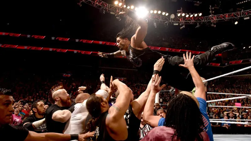 بعد اقتحام مشجع.. شاهد كيف تحولت حلبة مصارعة إلى شجار جماعي؟ (فيديو)