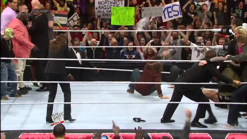 بعد اقتحام مشجع.. شاهد كيف تحولت حلبة مصارعة إلى شجار جماعي؟ (فيديو)