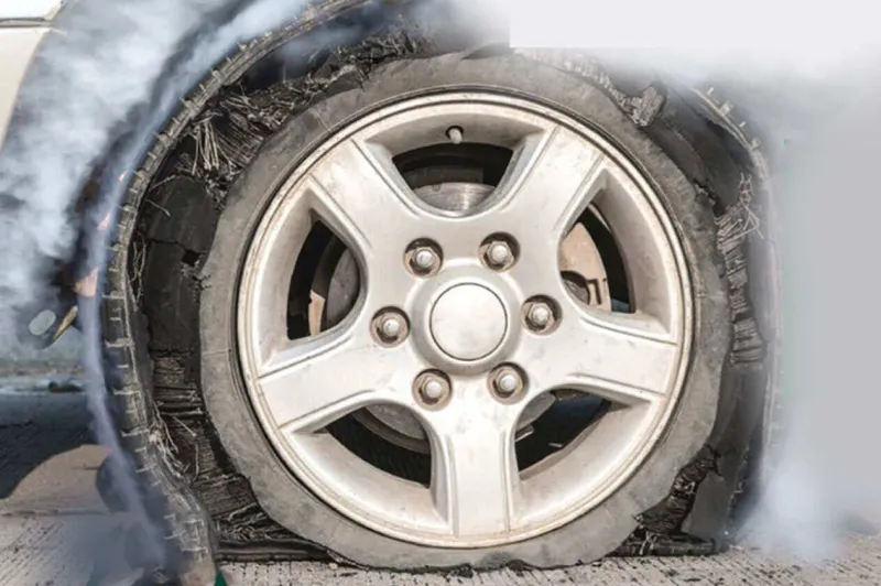 ماذا تفعل حينما ينفجر إطار سيارتك أثناء القيادة؟