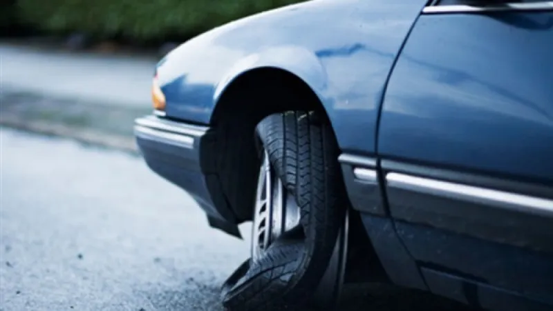 ماذا تفعل حينما ينفجر إطار سيارتك أثناء القيادة؟