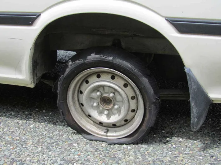 ماذا تفعل حينما ينفجر إطار سيارتك أثناء القيادة؟