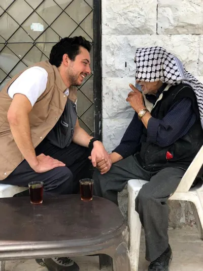 ولي عهد الأردن يحتسي الشاي على الرصيف (فيديو)