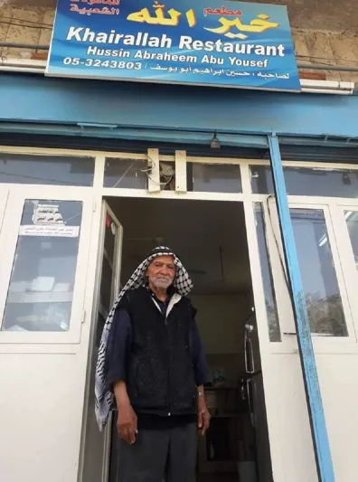 ولي عهد الأردن يحتسي الشاي على الرصيف (فيديو)