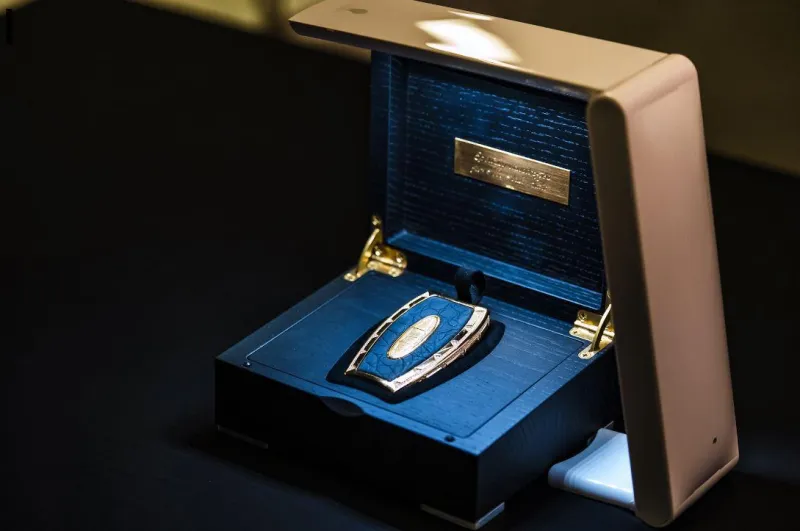 مرصعا بـ34 قيراطا من الألماس.. إليك أغلى مفتاح سيارة بالعالم في دبي