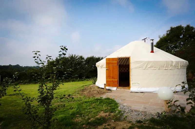 اختبر متعة التخييم في طائرة خاصة وسفينة فضائية