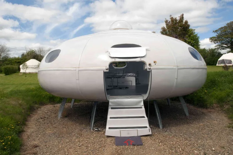 اختبر متعة التخييم في طائرة خاصة وسفينة فضائية