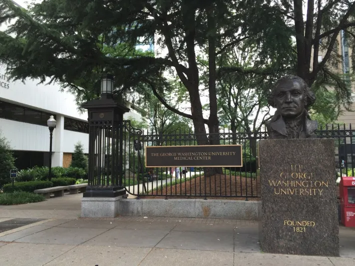 فيديو.. جامعة جورج واشنطن.. لماذ تُعد أفضل المنصات الدراسية الأمريكية؟