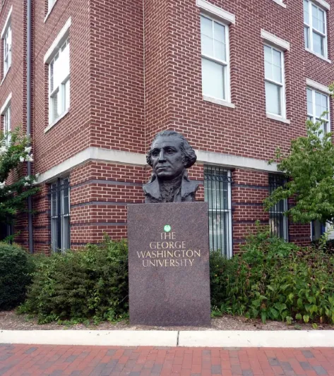 فيديو.. جامعة جورج واشنطن.. لماذ تُعد أفضل المنصات الدراسية الأمريكية؟