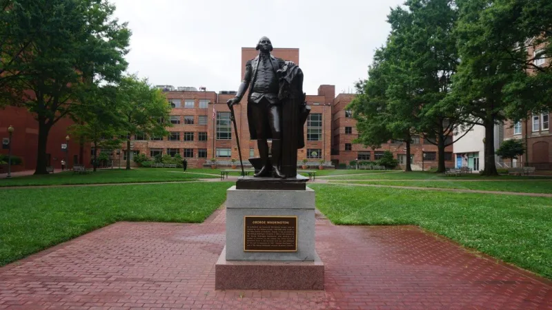 فيديو.. جامعة جورج واشنطن.. لماذ تُعد أفضل المنصات الدراسية الأمريكية؟