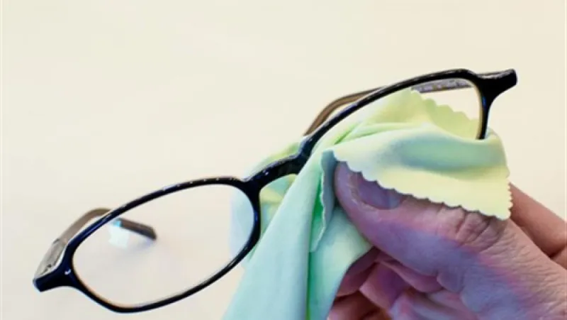 كيف تنظف عدسات نظارتك دون إلحاق الضرر بها؟
